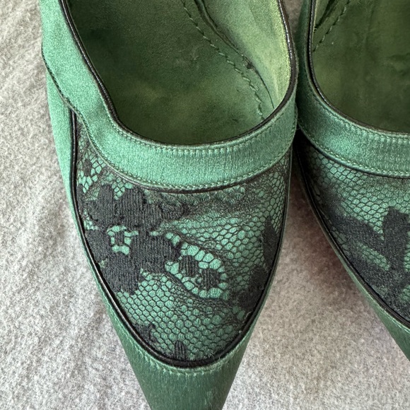 Louis Vuitton Green Satin Slingback Pumps with Black Lace - Picture 7 of 12